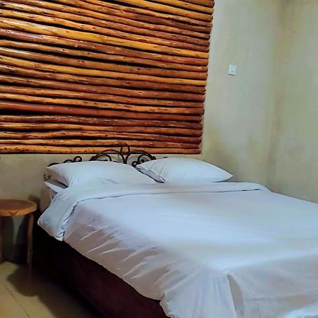 Mia Safari Lodge And Restaurant Ентебе Екстериор снимка