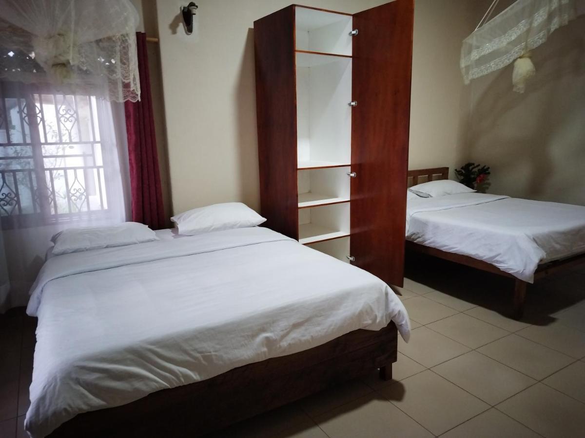 Mia Safari Lodge And Restaurant Ентебе Екстериор снимка