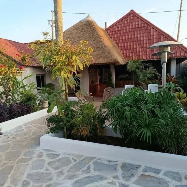 Mia Safari Lodge And Restaurant Ентебе Екстериор снимка