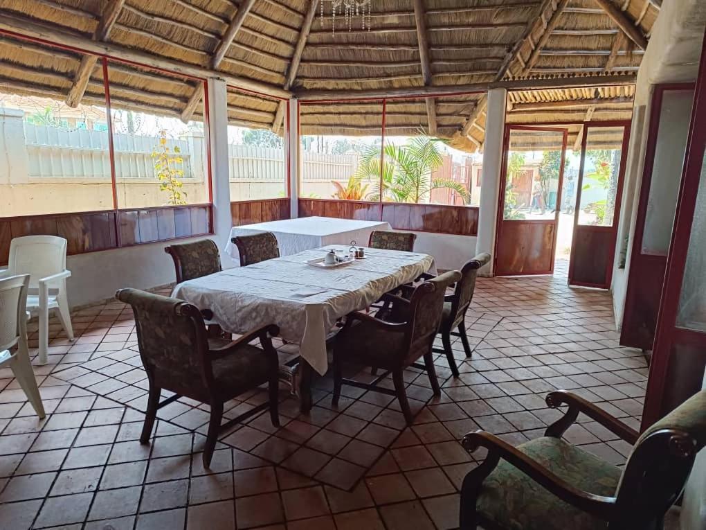 Mia Safari Lodge And Restaurant Ентебе Екстериор снимка