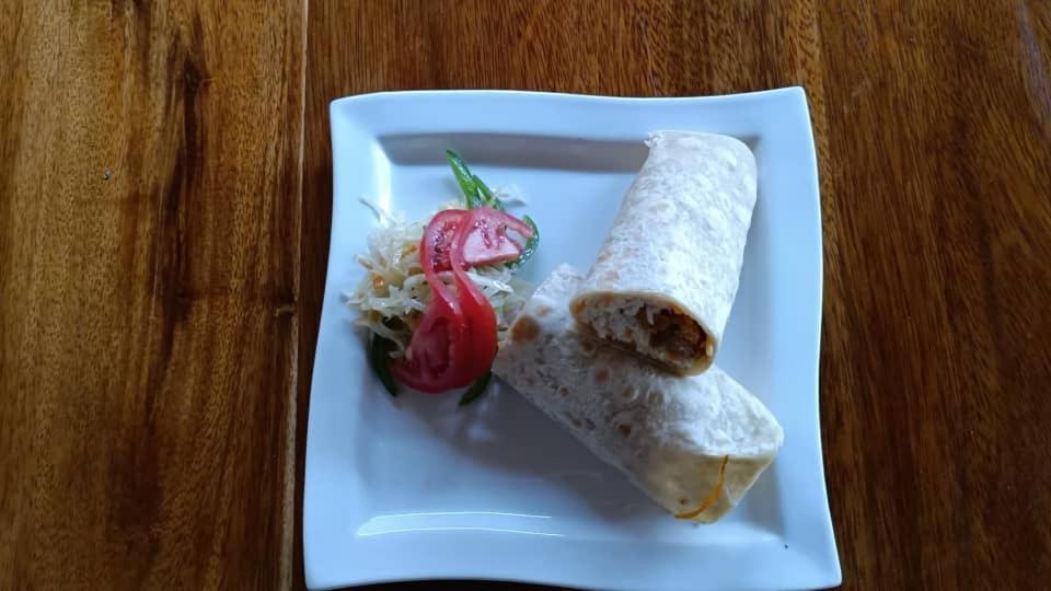 Mia Safari Lodge And Restaurant Ентебе Екстериор снимка