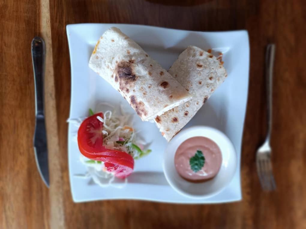 Mia Safari Lodge And Restaurant Ентебе Екстериор снимка