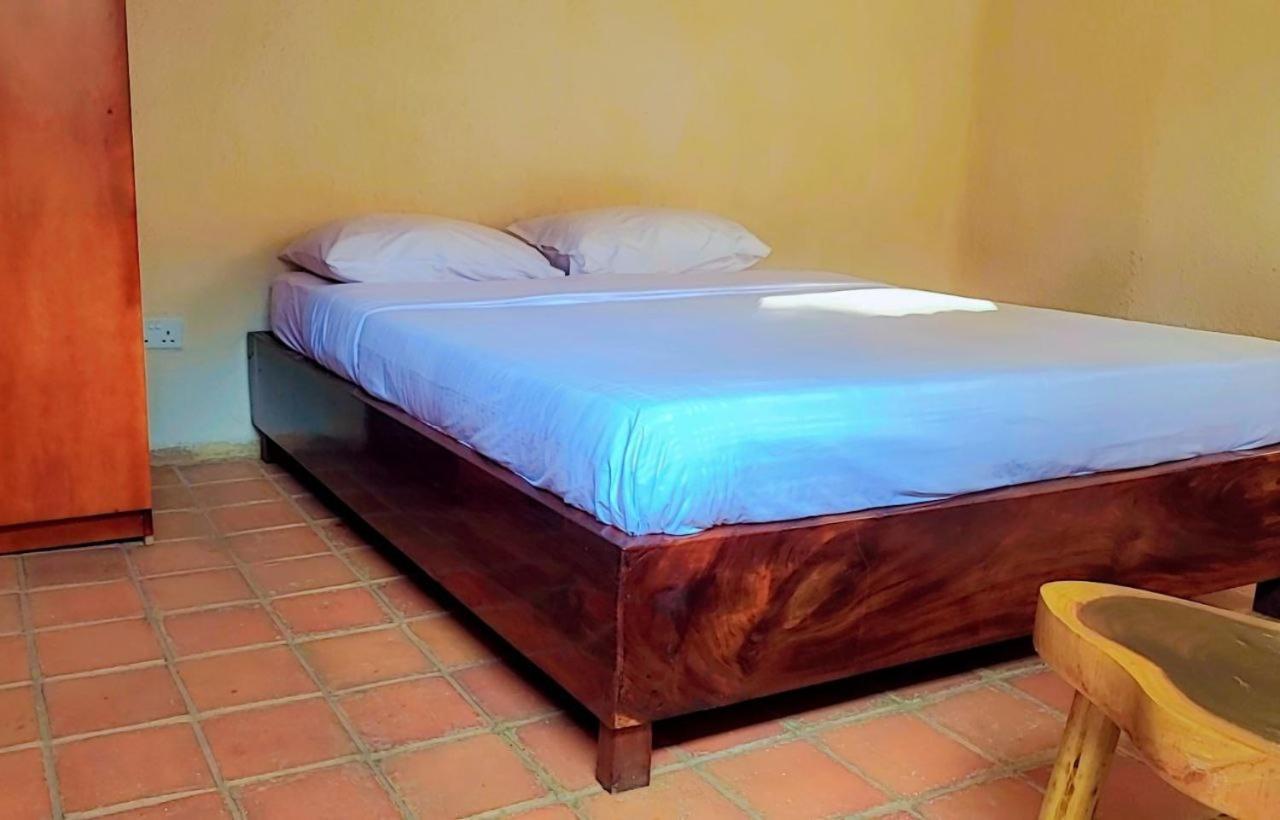 Mia Safari Lodge And Restaurant Ентебе Екстериор снимка