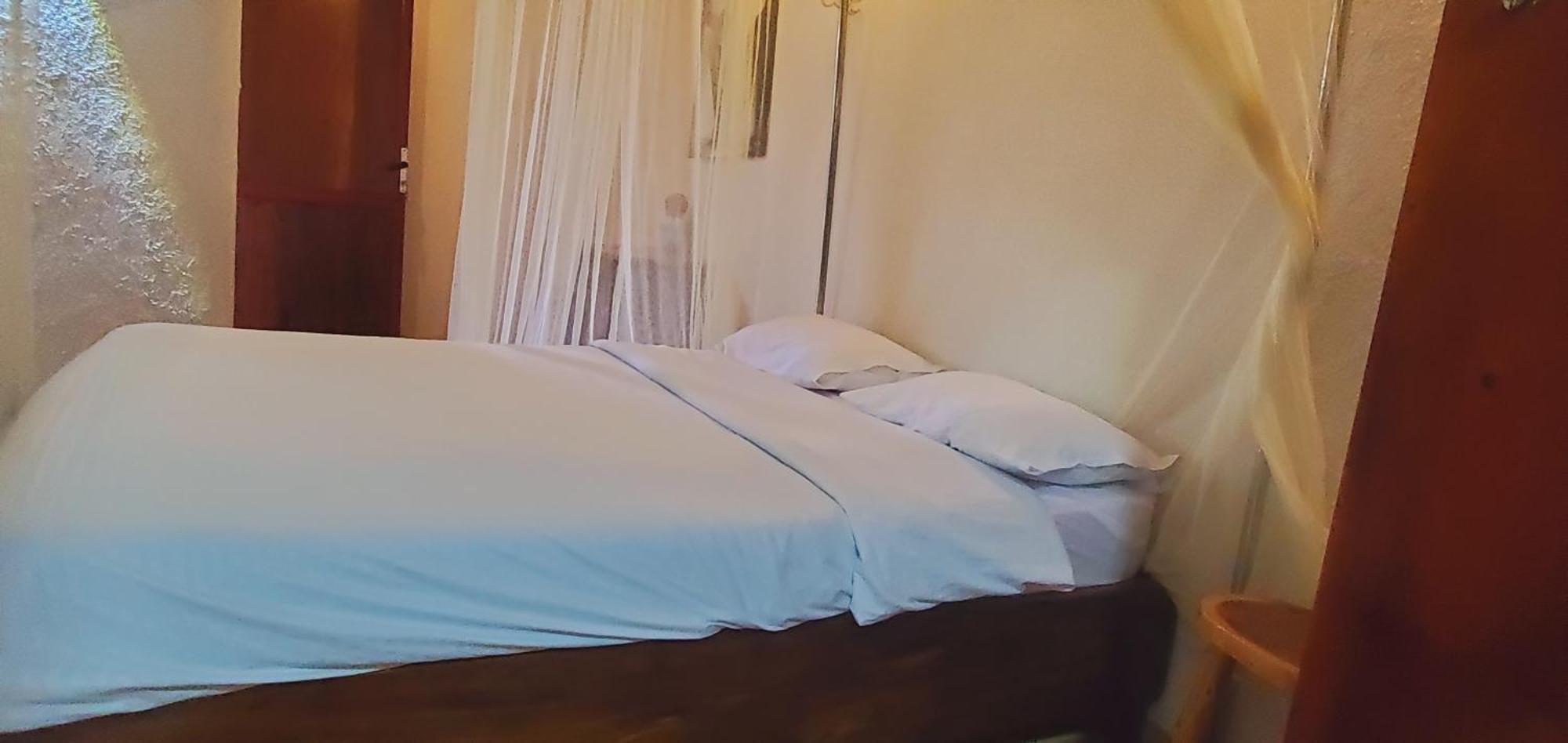 Mia Safari Lodge And Restaurant Ентебе Екстериор снимка