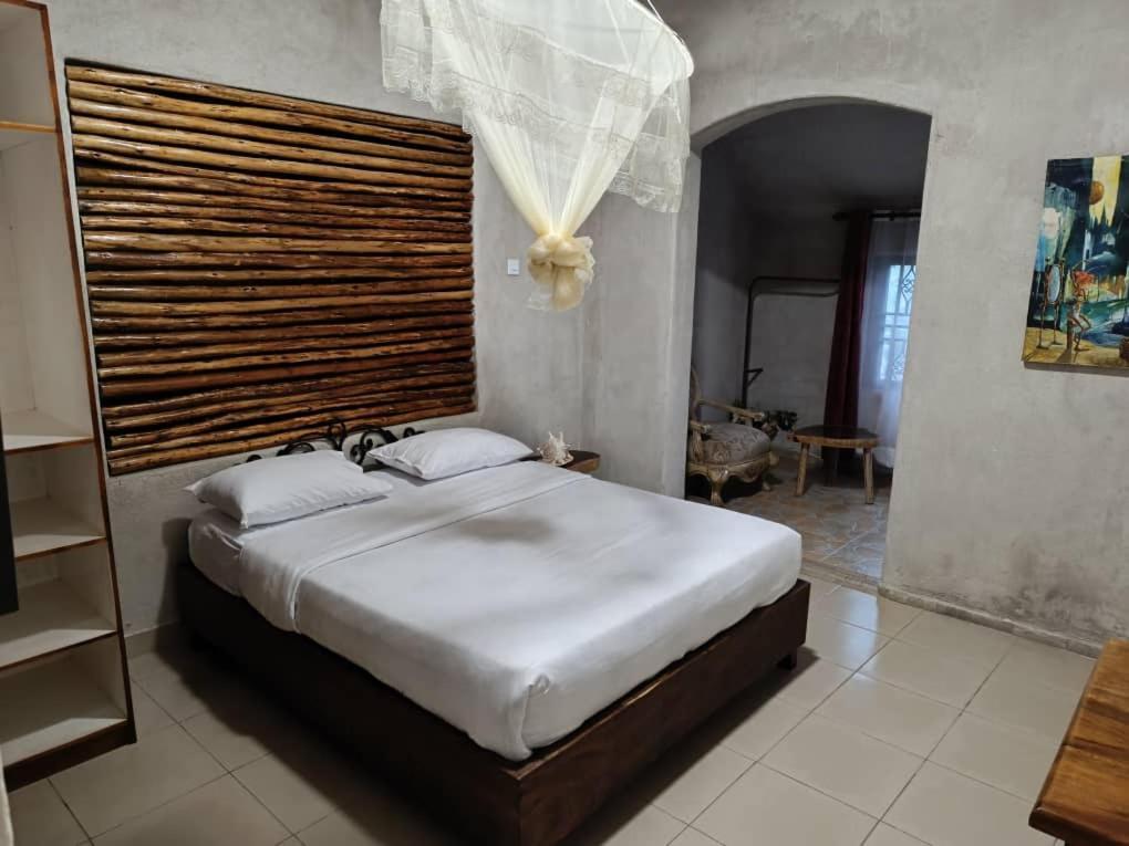 Mia Safari Lodge And Restaurant Ентебе Екстериор снимка