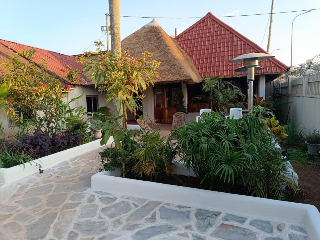 Mia Safari Lodge And Restaurant Ентебе Екстериор снимка