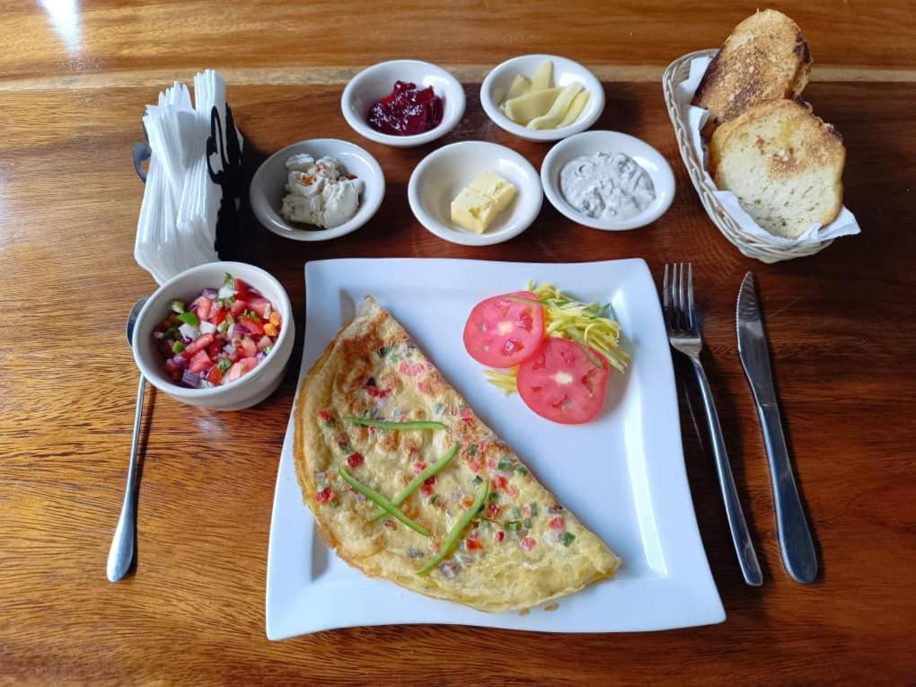 Mia Safari Lodge And Restaurant Ентебе Екстериор снимка